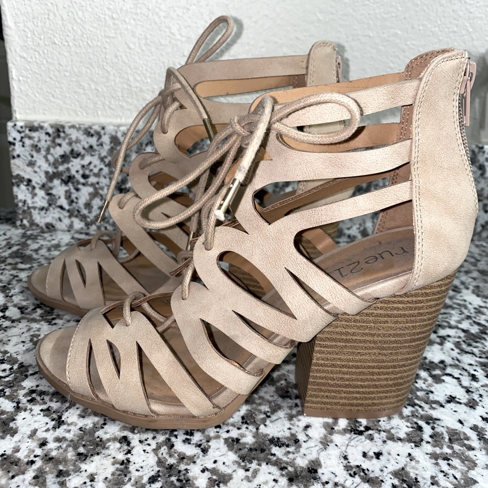 Tan heels. - Picture 1 of 3
